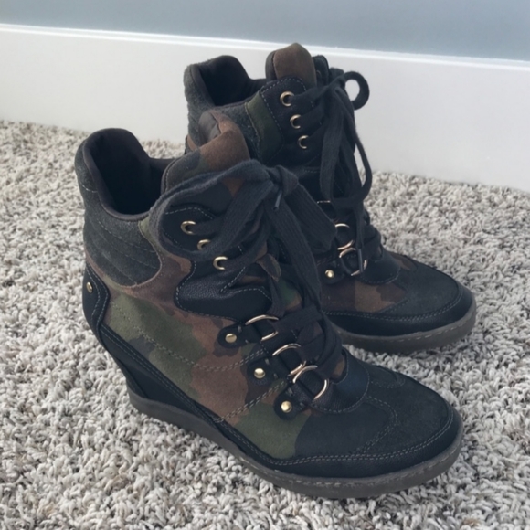 ❌SOLD❌ GUESS • Marilu 3 Wedge Sneaker Camouflage - Picture 2 of 9